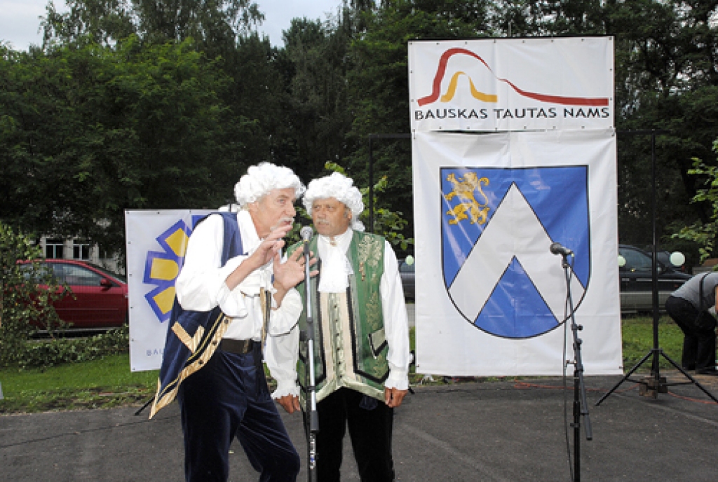 Šīgada Bauskas novada svētki notiks katrā pagastā, līdz 7. augustā tie noslēgsies Bauskā. Svētku atklāšanas koncertu Dāviņu ciematā 30. jūlijā vietējie iedzīvotāji ilgi atcerēsies. Fotogrāfijās piedāvājam ieskatu svētkos.
Autors: Juris Iļņickis