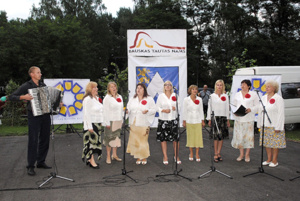 Šīgada Bauskas novada svētki notiks katrā pagastā, līdz 7. augustā tie noslēgsies Bauskā. Svētku atklāšanas koncertu Dāviņu ciematā 30. jūlijā vietējie iedzīvotāji ilgi atcerēsies. Fotogrāfijās piedāvājam ieskatu svētkos.
Autors: Juris Iļņickis