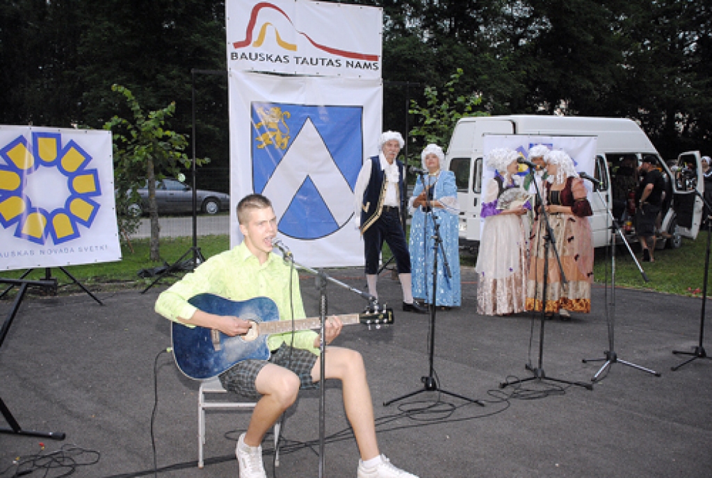 Šīgada Bauskas novada svētki notiks katrā pagastā, līdz 7. augustā tie noslēgsies Bauskā. Svētku atklāšanas koncertu Dāviņu ciematā 30. jūlijā vietējie iedzīvotāji ilgi atcerēsies. Fotogrāfijās piedāvājam ieskatu svētkos.
Autors: Juris Iļņickis