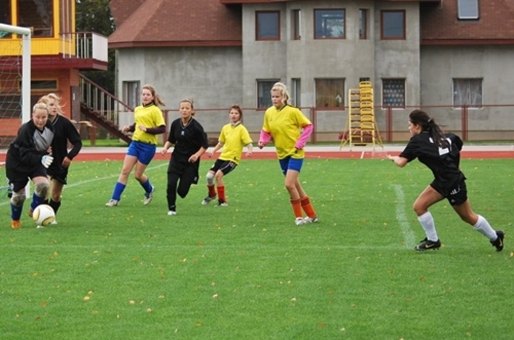 Ar rezultātu 5:2 uzvarot viesu komandu «Balgale» no Talsu novada, futbola sezonu ir beigusi Bauskas novada bērnu un jaunatnes sporta skolas (BJSS) meiteņu komanda.
Autors: Uldis Varnevičs