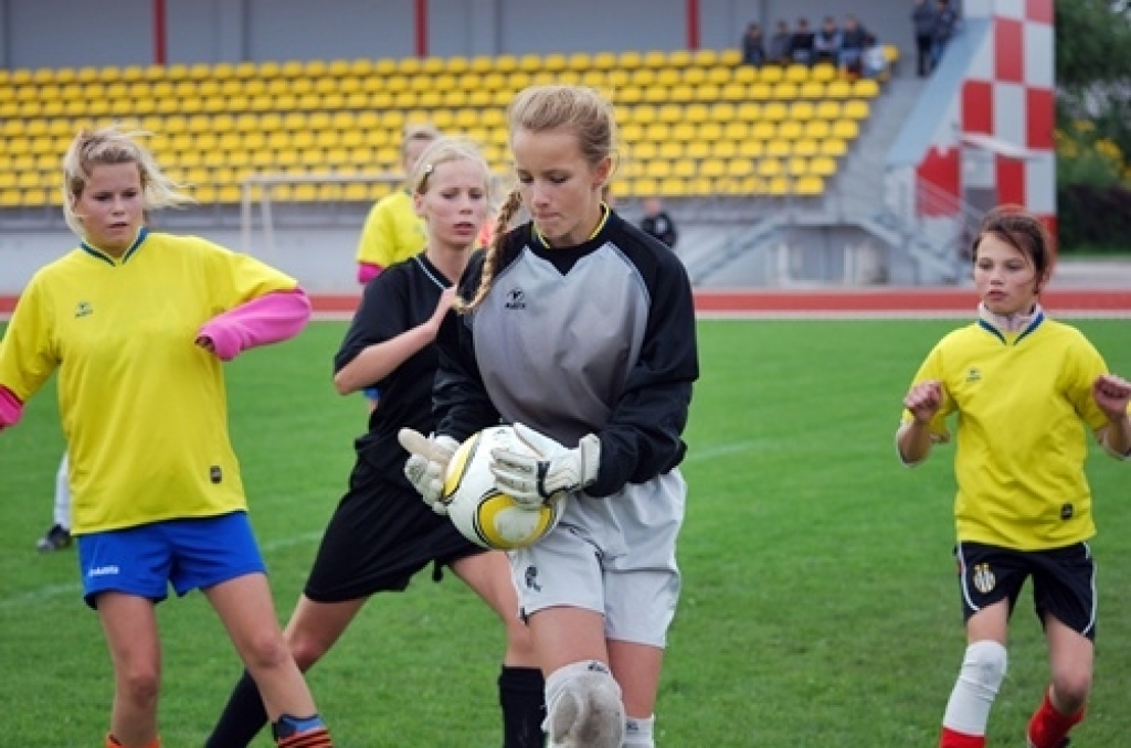 Ar rezultātu 5:2 uzvarot viesu komandu «Balgale» no Talsu novada, futbola sezonu ir beigusi Bauskas novada bērnu un jaunatnes sporta skolas (BJSS) meiteņu komanda.
Autors: Uldis Varnevičs