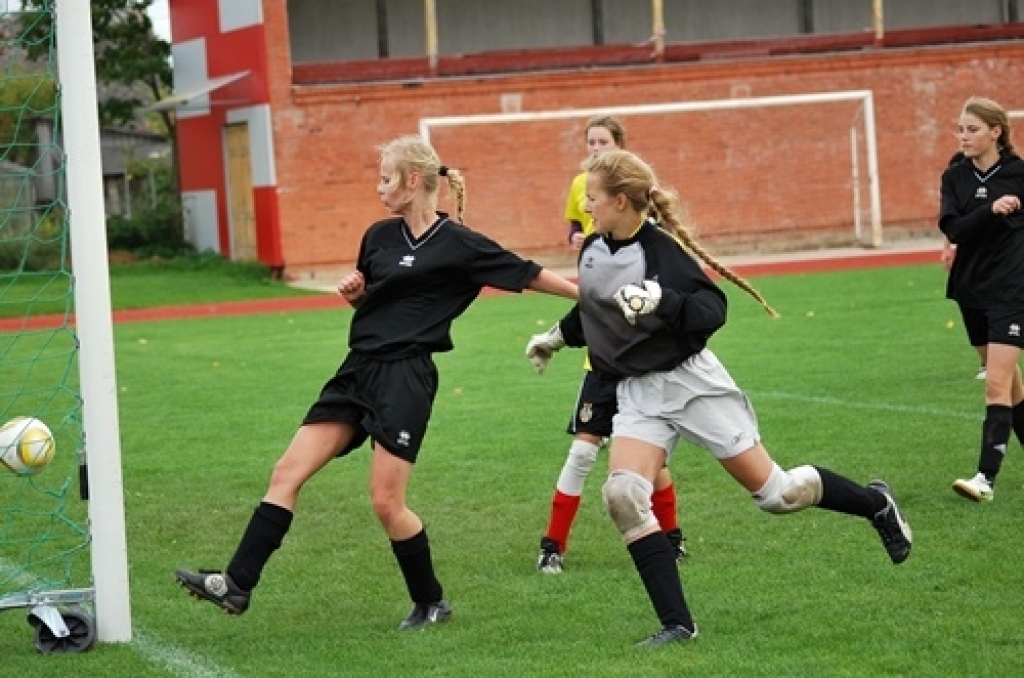 Ar rezultātu 5:2 uzvarot viesu komandu «Balgale» no Talsu novada, futbola sezonu ir beigusi Bauskas novada bērnu un jaunatnes sporta skolas (BJSS) meiteņu komanda.
Autors: Uldis Varnevičs