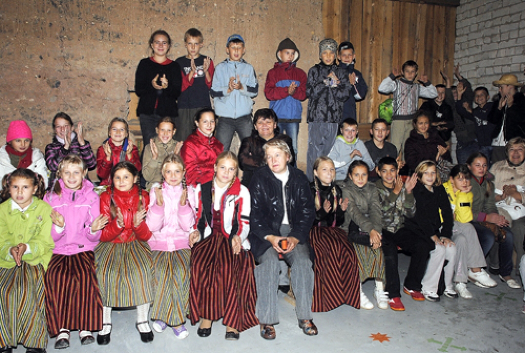 Rudenīgais sēņu lietutiņš nespēja iebiedēt Bauskas un Rundāles novada skolu audzēkņus, kas otrdien, 21. septembrī, devās apmeklēt tradicionālās Dzejas dienas Ceraukstes pagasta «Lejeniekos». Šoreiz piekto un sesto klašu skolēni no 15...
Autors: Juris Iļņickis