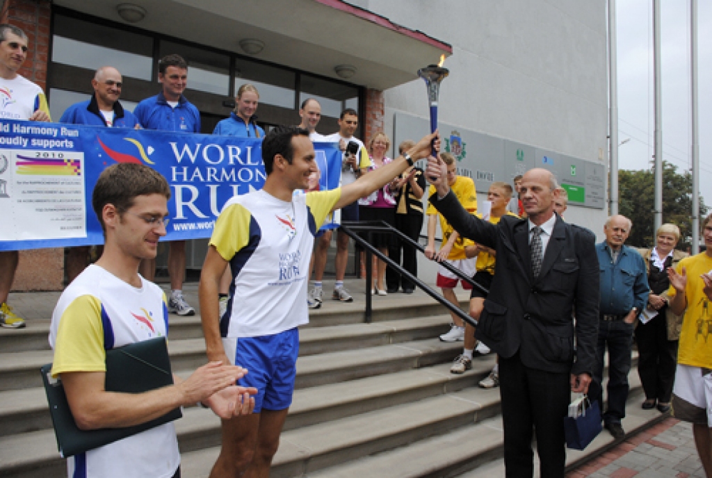 Pasaules sadraudzības skrējiens «World Harmony run», kas apvieno cilvēkus no daudzām pasaules valstīm, šogad cauri veda arī Bauskai.
Autors: Ivars Bogdanovs
