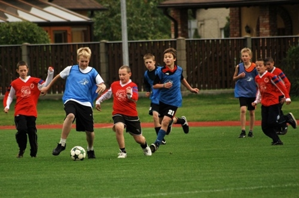 Bauskas novadā sākušās Bauskas Bērnu un jaunatnes sporta skolas rīkotās sacensības. 10. septembrī futbola turnīrā 1997./98. gadā dzimušiem skolēniem piedalījās desmit komandu, to vidū bija arī Rundāles un Vecumnieku novada vienības.
Autors: Uldis Varnevičs