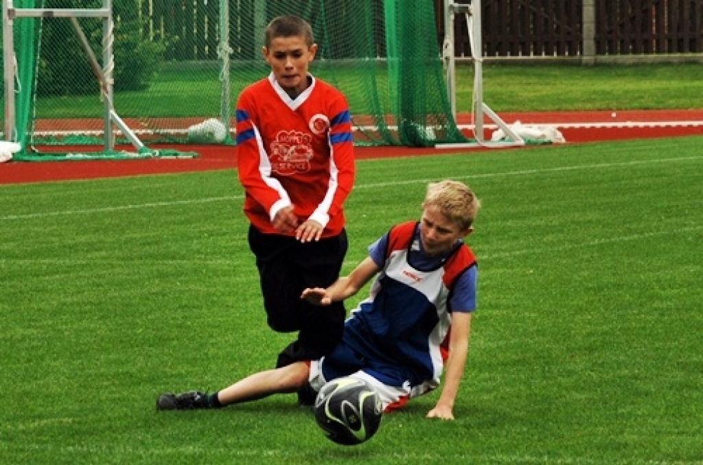 Bauskas novadā sākušās Bauskas Bērnu un jaunatnes sporta skolas rīkotās sacensības. 10. septembrī futbola turnīrā 1997./98. gadā dzimušiem skolēniem piedalījās desmit komandu, to vidū bija arī Rundāles un Vecumnieku novada vienības.
Autors: Uldis Varnevičs