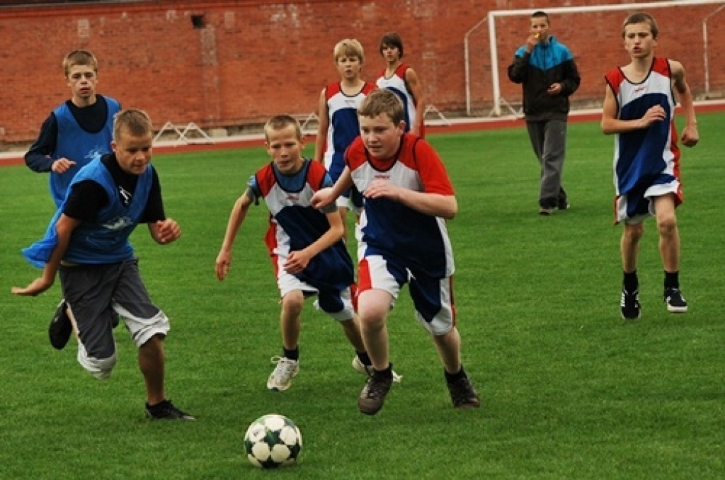 Bauskas novadā sākušās Bauskas Bērnu un jaunatnes sporta skolas rīkotās sacensības. 10. septembrī futbola turnīrā 1997./98. gadā dzimušiem skolēniem piedalījās desmit komandu, to vidū bija arī Rundāles un Vecumnieku novada vienības.
Autors: Uldis Varnevičs