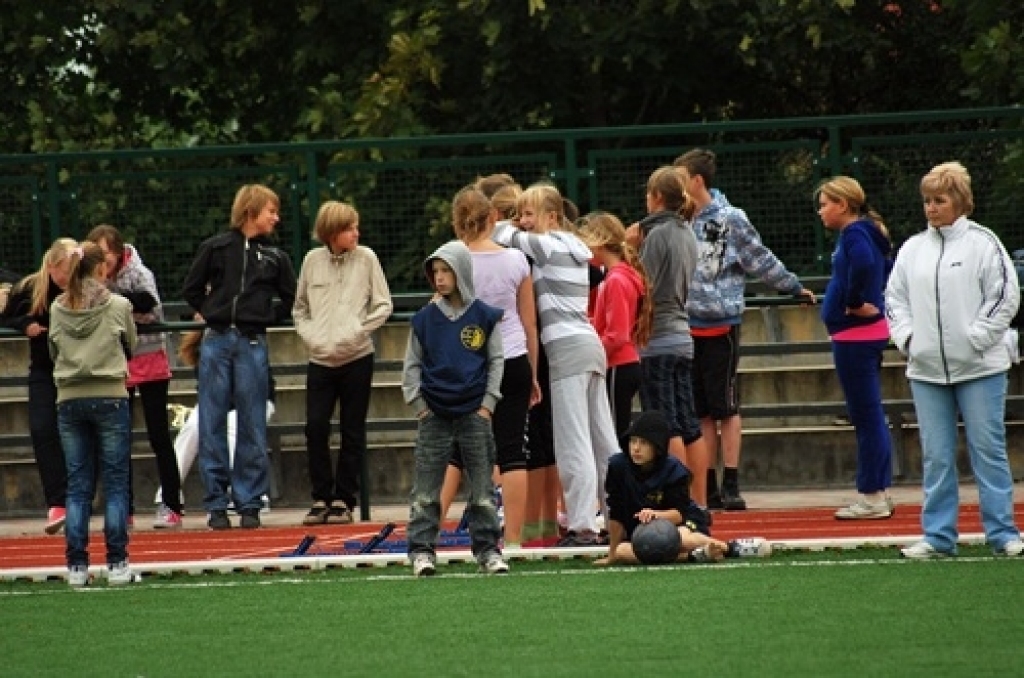Bauskas novadā sākušās Bauskas Bērnu un jaunatnes sporta skolas rīkotās sacensības. 10. septembrī futbola turnīrā 1997./98. gadā dzimušiem skolēniem piedalījās desmit komandu, to vidū bija arī Rundāles un Vecumnieku novada vienības.
Autors: Uldis Varnevičs