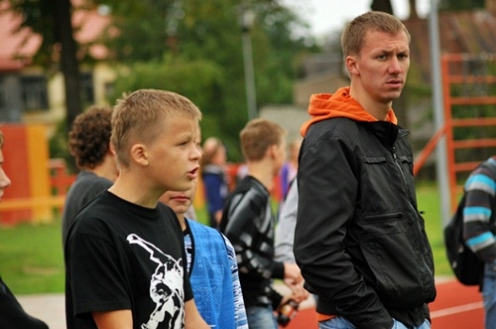 Bauskas novadā sākušās Bauskas Bērnu un jaunatnes sporta skolas rīkotās sacensības. 10. septembrī futbola turnīrā 1997./98. gadā dzimušiem skolēniem piedalījās desmit komandu, to vidū bija arī Rundāles un Vecumnieku novada vienības.
Autors: Uldis Varnevičs