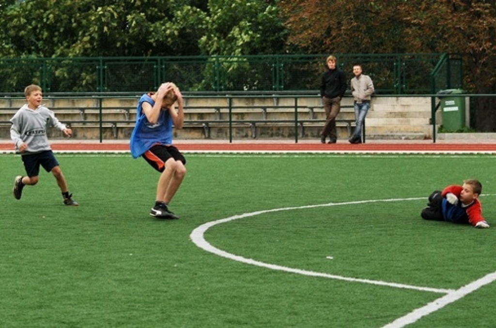 Bauskas novadā sākušās Bauskas Bērnu un jaunatnes sporta skolas rīkotās sacensības. 10. septembrī futbola turnīrā 1997./98. gadā dzimušiem skolēniem piedalījās desmit komandu, to vidū bija arī Rundāles un Vecumnieku novada vienības.
Autors: Uldis Varnevičs