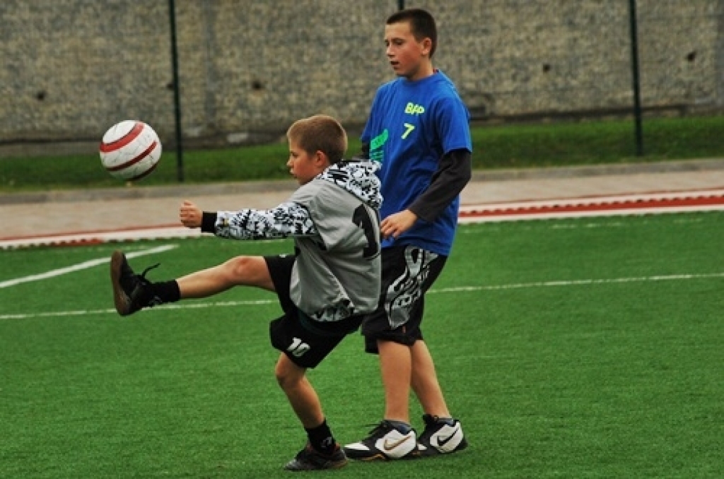 Bauskas novadā sākušās Bauskas Bērnu un jaunatnes sporta skolas rīkotās sacensības. 10. septembrī futbola turnīrā 1997./98. gadā dzimušiem skolēniem piedalījās desmit komandu, to vidū bija arī Rundāles un Vecumnieku novada vienības.
Autors: Uldis Varnevičs