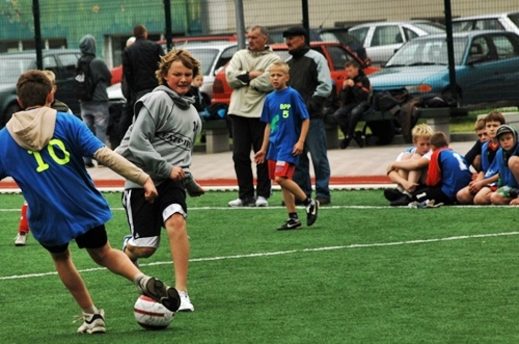 Bauskas novadā sākušās Bauskas Bērnu un jaunatnes sporta skolas rīkotās sacensības. 10. septembrī futbola turnīrā 1997./98. gadā dzimušiem skolēniem piedalījās desmit komandu, to vidū bija arī Rundāles un Vecumnieku novada vienības.
Autors: Uldis Varnevičs