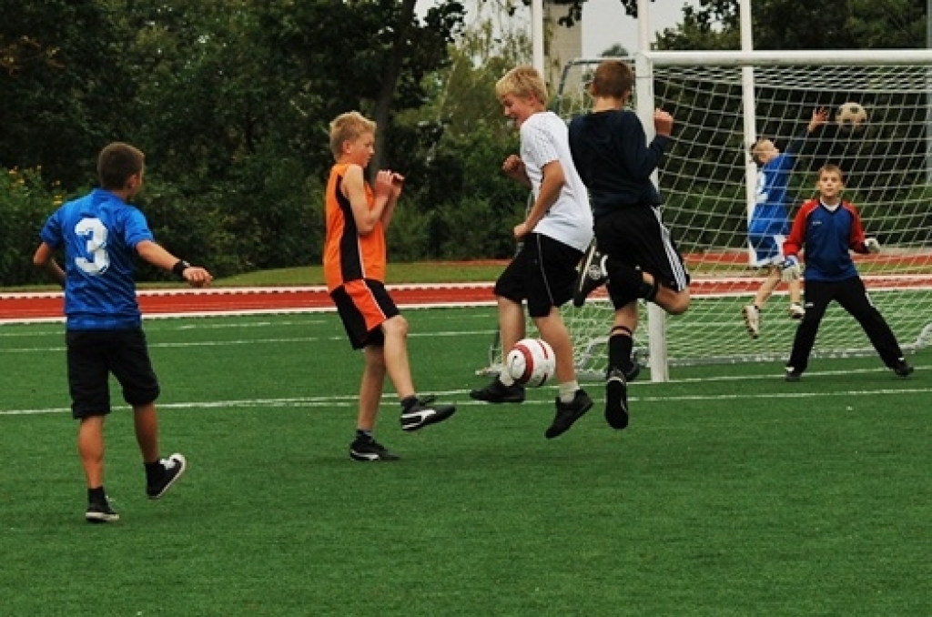 Bauskas novadā sākušās Bauskas Bērnu un jaunatnes sporta skolas rīkotās sacensības. 10. septembrī futbola turnīrā 1997./98. gadā dzimušiem skolēniem piedalījās desmit komandu, to vidū bija arī Rundāles un Vecumnieku novada vienības.
Autors: Uldis Varnevičs