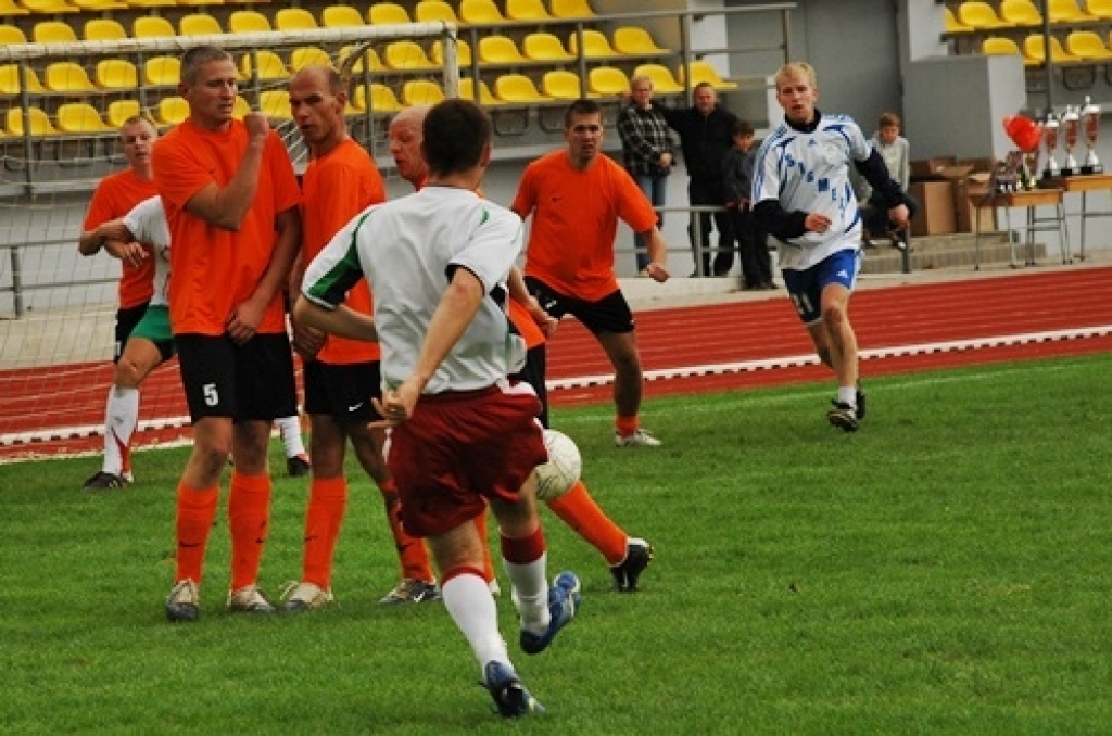 Komanda «Brunava», pārspējot «NHS» ar rezultātu 5:4, izcīnīja Rundāles novada kausu. Pirms nedēļas viņi kļuva arī par Bauskas novada čempioniem. Trešās vietas ieguvējs tika noskaidrots soda sitienu sērijā, kurā «Ceraukste» pārspēja...
Autors: Uldis Varnevičs