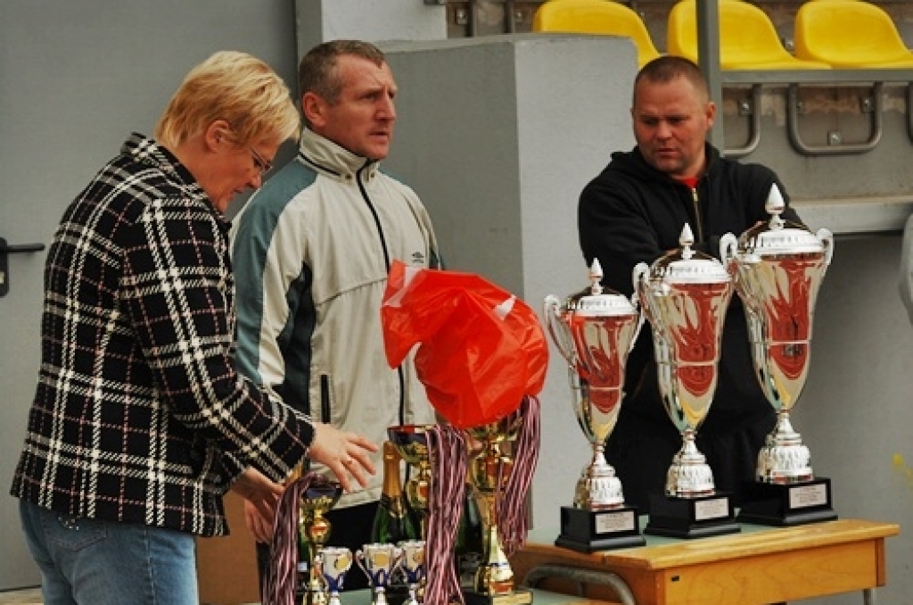 Komanda «Brunava», pārspējot «NHS» ar rezultātu 5:4, izcīnīja Rundāles novada kausu. Pirms nedēļas viņi kļuva arī par Bauskas novada čempioniem. Trešās vietas ieguvējs tika noskaidrots soda sitienu sērijā, kurā «Ceraukste» pārspēja...
Autors: Uldis Varnevičs