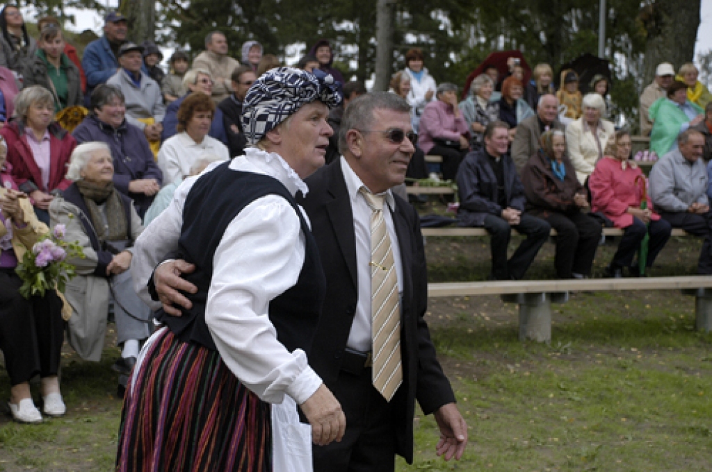 Vecumnieku novada Stelpē nav kultūras nama, bet kopš 4. septembra ir estrāde. To iedimdināja Skaistkalnes pūtēju orķestris, bet speciāli atklāšanai stelpieši iestudējuši Rūdolfa Blaumaņa «Trīnes grēkus». Estrādes atklāšanas svētkos...
Autors: Ivars Bogdanovs