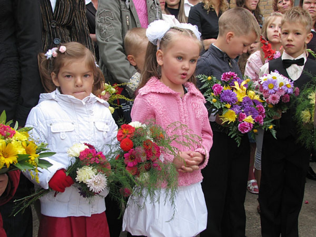 Divi duči pirmklasnieku šogad sāka skolas gaitas Īslīces vidusskolā. Viņus iedrošināja un laba vēlējumus teica tieši tikpat – 24 – 12. klases audzēkņi. Jautru noskaņu mazliet satrauktajiem pirmklasniekiem, kā arī visai skolas saimei radīja...
Autors: Vilnis Auzāns