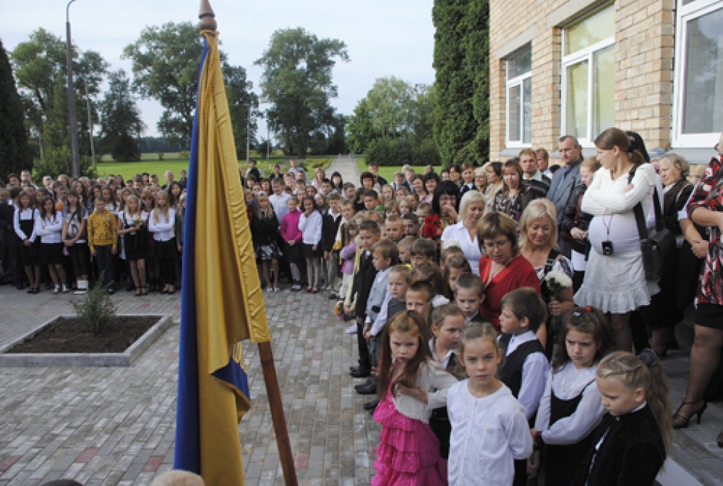 Pilsrundāles vidusskolas slieksni 1. septembrī bijīgi pārkāpa 20 pirmklasnieku. Skolas gaitas sākot, viņus iedrošināja 26 abitūrijas klases audzēkņi. Mācību gada pirmajā dienā skolēnus un vecākus uzrunāja skolas direktore Anda Liškauska,...
Autors: Ivars Bogdanovs