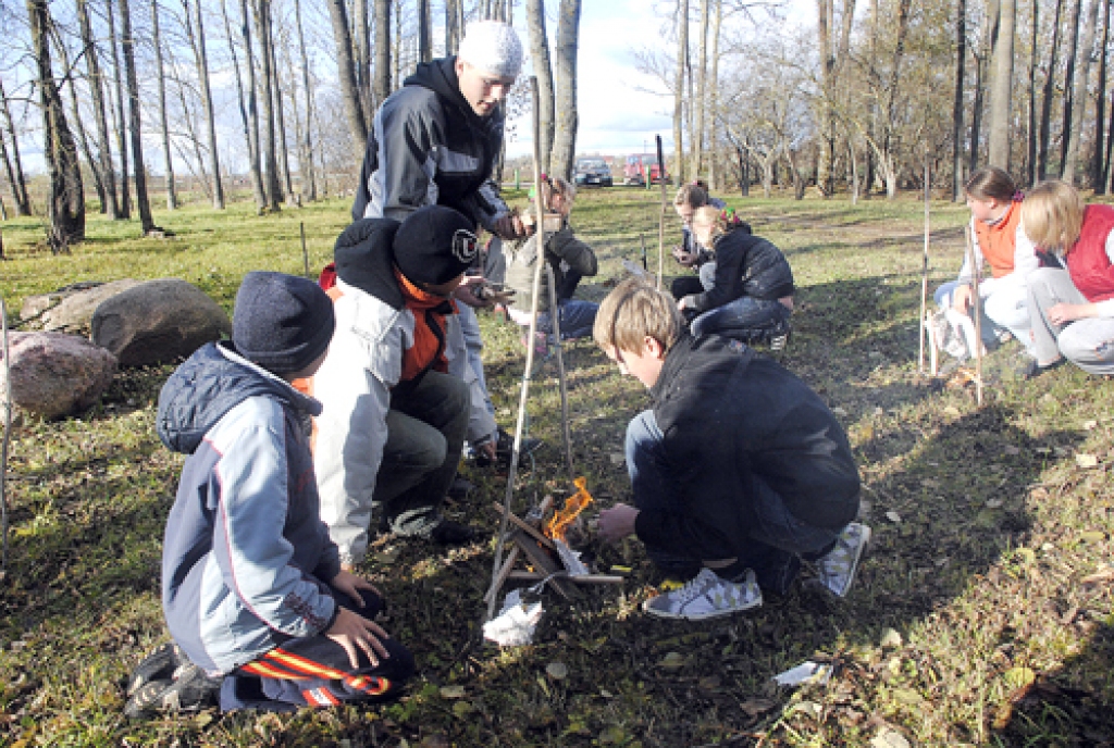 «Uguns pavēlnieks» – šo pārbaudījumu tūlīt pabeigs «Kefīriņu» komanda (tuvplānā).
Autors: Ivars Bogdanovs