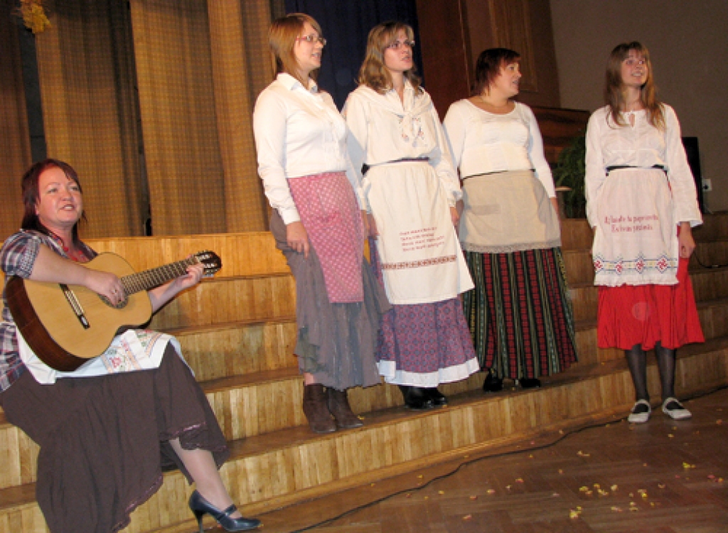 Sieviešu vokālais ansamblis «Vēja meitenes», kas bija Misā vakara saimnieces, sieviešu ansamblis «Zeltenes» no Stelpes, Skaistkalnes pagasta meiteņu vokālais ansamblis «Relako» un soliste Agita Gabranova, dejotāji, koristi, muzikanti un...
Autors: Vilnis Auzāns