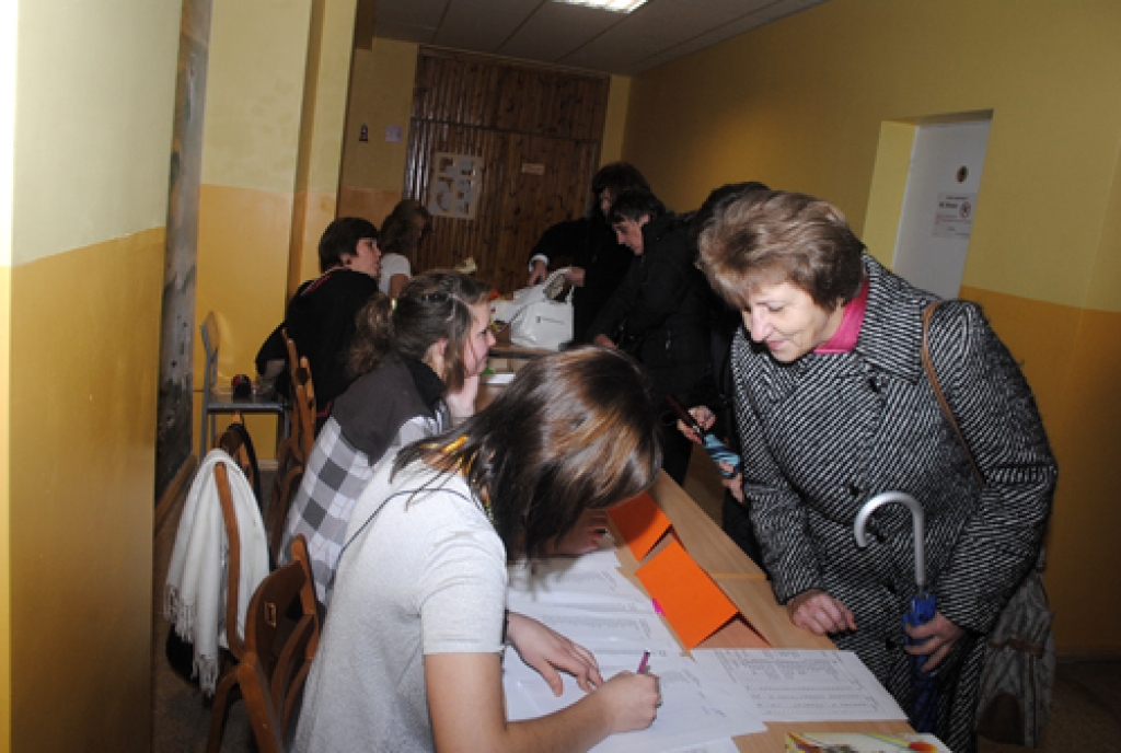 Vecumnieku vidusskolā 23. oktobris bija svētku diena. Salidojumā sastapās bijušie audzēkņi un pedagogi. Viesi varēja vērtēt, kādas pārvērtības notikušas mācību procesā. Labu noskaņojumu visiem sagādāja koncerts Vecumnieku tautas namā. 
Autors: Juris Iļņickis