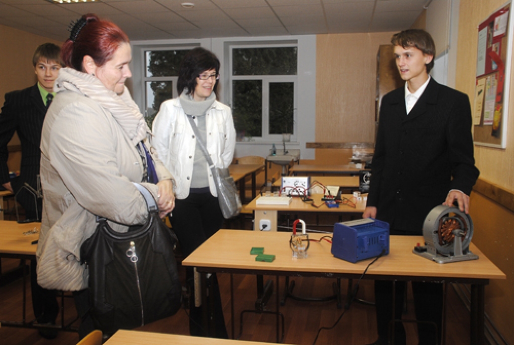 Vecumnieku vidusskolā 23. oktobris bija svētku diena. Salidojumā sastapās bijušie audzēkņi un pedagogi. Viesi varēja vērtēt, kādas pārvērtības notikušas mācību procesā. Labu noskaņojumu visiem sagādāja koncerts Vecumnieku tautas namā.
Autors: Juris Iļņickis