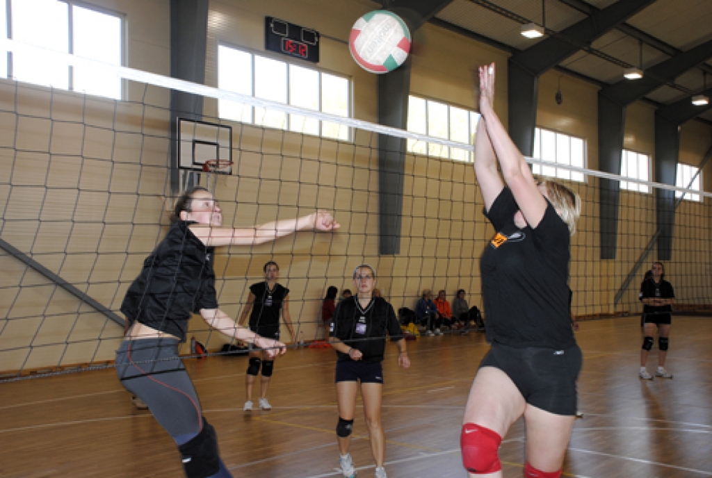 Rudens kausa izcīņas sacensībās 17. oktobrī Griķu pamatskolas sporta zālē spriedze negaisa līdz pat pēdējam izšķirošajam setam, kurā par pirmo vietu sīvi spēkojās Vecumnieku un Valles volejbolistes. Pēc pirmā zaudētā seta Vecumnieku...
Autors: Ivars Bogdanovs