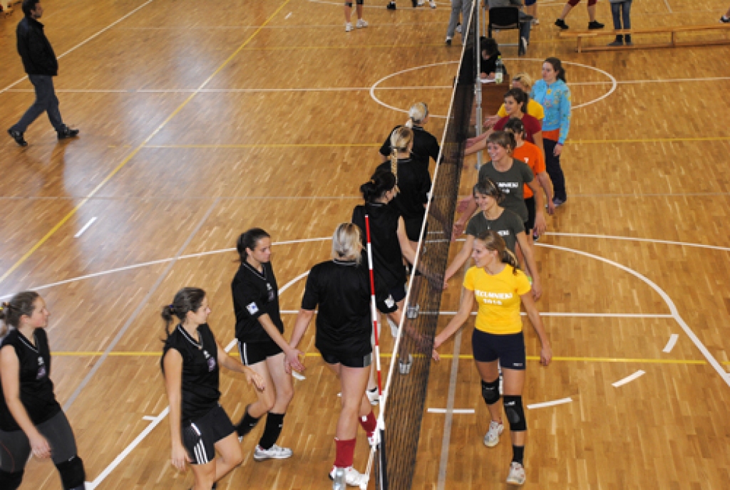 Rudens kausa izcīņas sacensībās 17. oktobrī Griķu pamatskolas sporta zālē spriedze negaisa līdz pat pēdējam izšķirošajam setam, kurā par pirmo vietu sīvi spēkojās Vecumnieku un Valles volejbolistes. Pēc pirmā zaudētā seta Vecumnieku...
Autors: Ivars Bogdanovs