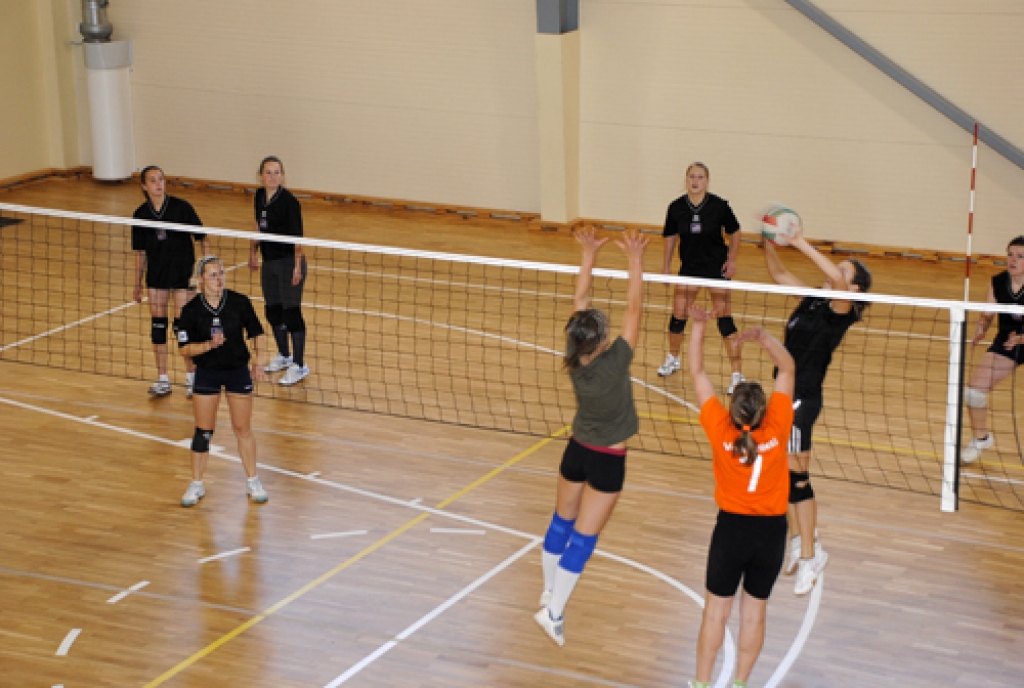 Rudens kausa izcīņas sacensībās 17. oktobrī Griķu pamatskolas sporta zālē spriedze negaisa līdz pat pēdējam izšķirošajam setam, kurā par pirmo vietu sīvi spēkojās Vecumnieku un Valles volejbolistes. Pēc pirmā zaudētā seta Vecumnieku...
Autors: Ivars Bogdanovs