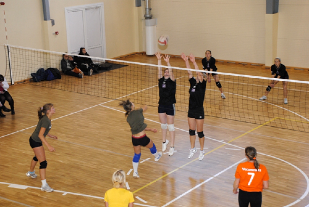 Rudens kausa izcīņas sacensībās 17. oktobrī Griķu pamatskolas sporta zālē spriedze negaisa līdz pat pēdējam izšķirošajam setam, kurā par pirmo vietu sīvi spēkojās Vecumnieku un Valles volejbolistes. Pēc pirmā zaudētā seta Vecumnieku...
Autors: Ivars Bogdanovs