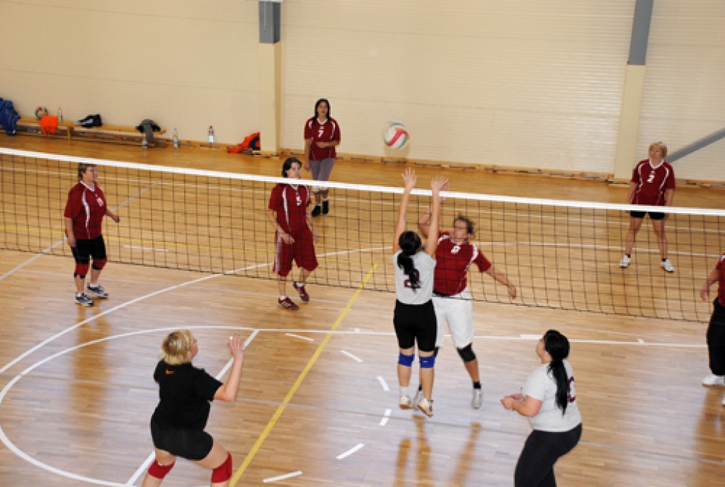 Rudens kausa izcīņas sacensībās 17. oktobrī Griķu pamatskolas sporta zālē spriedze negaisa līdz pat pēdējam izšķirošajam setam, kurā par pirmo vietu sīvi spēkojās Vecumnieku un Valles volejbolistes. Pēc pirmā zaudētā seta Vecumnieku...
Autors: Ivars Bogdanovs