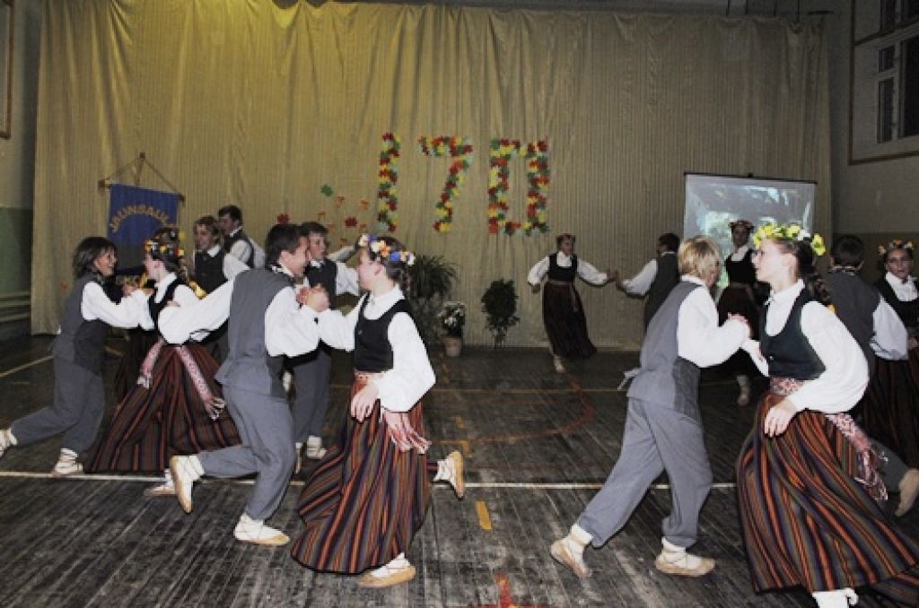 Jaunsaulē 16. oktobrī pulcējās absolventi, viesi, skolotāji un audzēkņi, lai svinētu mācību iestādes jubileju. Pasākuma oficiālā daļa sākās ar klusuma brīdi, pieminot aizgājušos. Atmiņas par cilvēkiem un skolu bija galvenās vakara gaitā....
Autors: Uldis Varnevičs