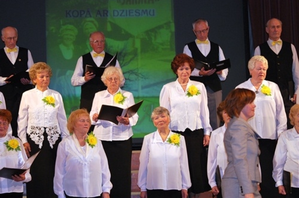 Divdesmit trīs melnbaltā tērptas dāmas ar saulainu ziedu pie krūtīm un tādu pašu smaidu un četri braši vīri 16. oktobra pēcpusdienā Bauskas tautas namā izdziedāja «Sarmas» jaunību – pirmos desmit gadus. Jubilāri dziedāja mīļākos...
Autors: Uldis Varnevičs
