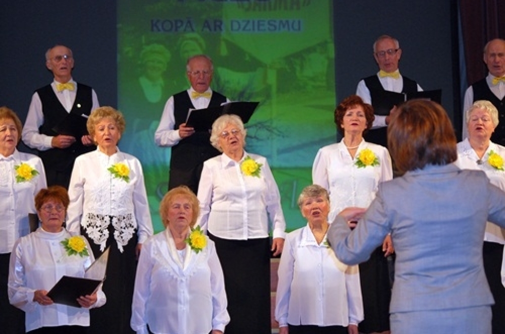 Divdesmit trīs melnbaltā tērptas dāmas ar saulainu ziedu pie krūtīm un tādu pašu smaidu un četri braši vīri 16. oktobra pēcpusdienā Bauskas tautas namā izdziedāja «Sarmas» jaunību – pirmos desmit gadus. Jubilāri dziedāja mīļākos...
Autors: Uldis Varnevičs