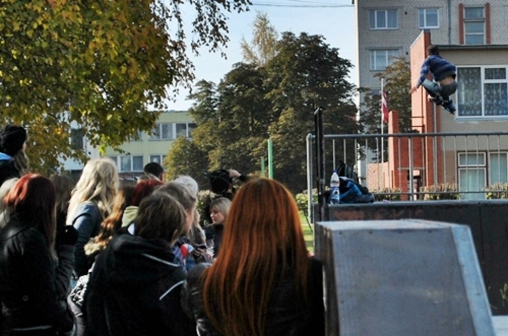 Bauskas aptuveni 50 jaunieši 10. oktobrī pulcējās pilsētas skeitparkā, lai piedalītos starptautiskā vides kampaņā «10/10/10 – pasaules zaļo darbu diena». Pasākumu organizēja Bauskas 1. vidusskolas skolēnu dome. Interesantākā daļa bija...
Autors: Uldis Varnevičs