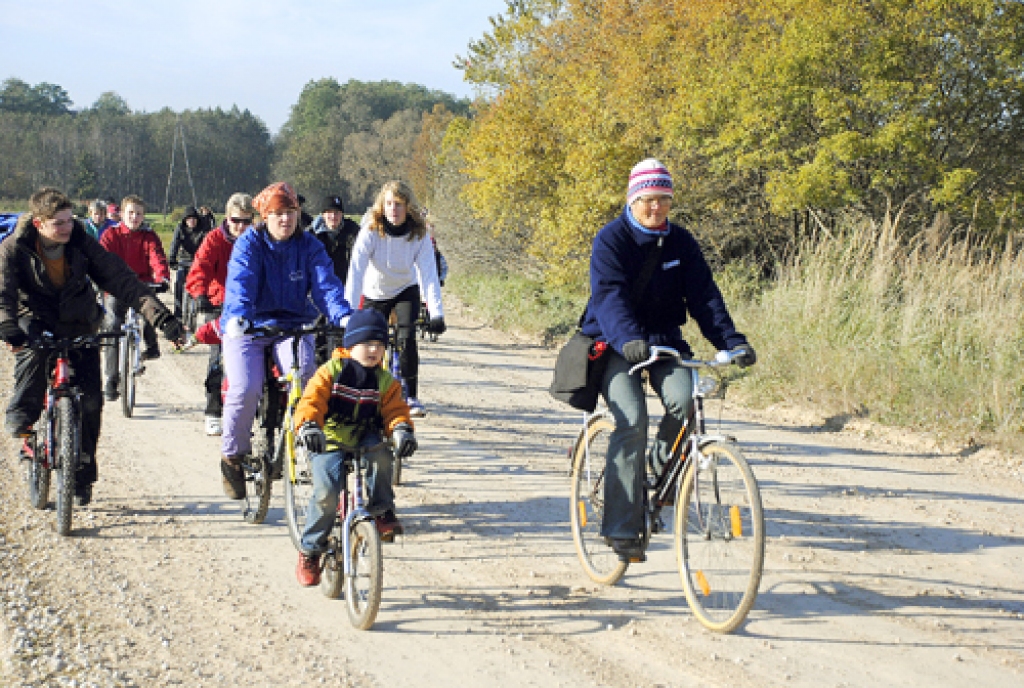 Vecumnieku novadā pirmoreiz rīkotajā velotūrē 9. oktobrī piedalījās vairāk par 50 dažāda vecuma braucēju. Turpceļu līdz Staņķezeram, ap 13 kilometru, pa grantētu un meža ceļu braucēji veica ātrāk, nekā organizatori bija plānojuši – pusotrā...
Autors: Juris Iļņickis
