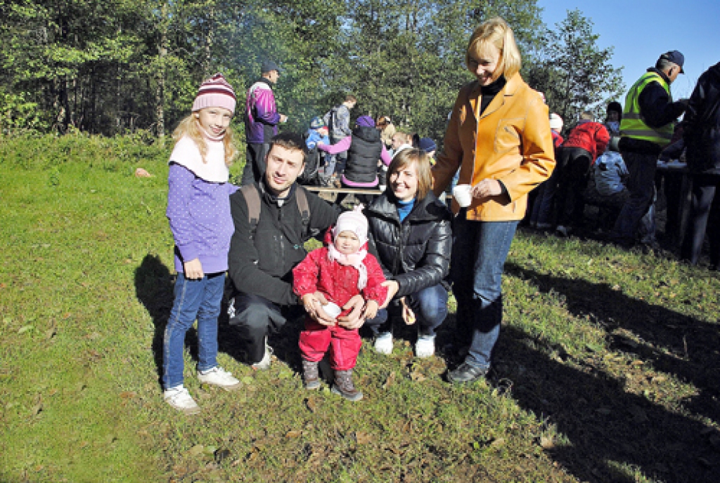 Vecumnieku novadā pirmoreiz rīkotajā velotūrē 9. oktobrī piedalījās vairāk par 50 dažāda vecuma braucēju. Turpceļu līdz Staņķezeram, ap 13 kilometru, pa grantētu un meža ceļu braucēji veica ātrāk, nekā organizatori bija plānojuši – pusotrā...
Autors: Juris Iļņickis