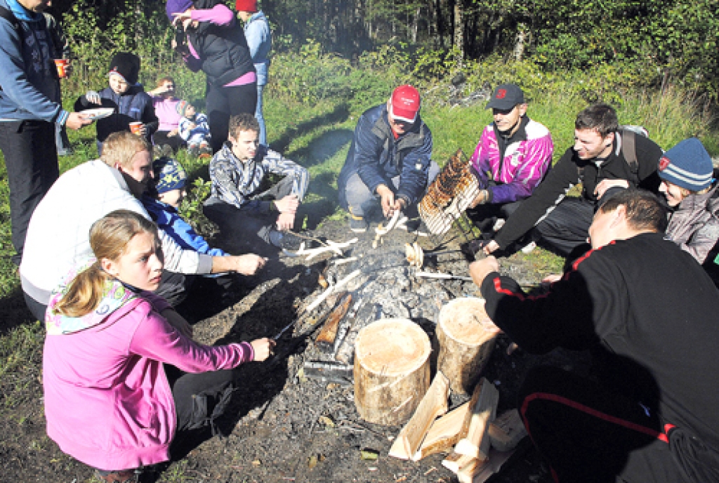 Vecumnieku novadā pirmoreiz rīkotajā velotūrē 9. oktobrī piedalījās vairāk par 50 dažāda vecuma braucēju. Turpceļu līdz Staņķezeram, ap 13 kilometru, pa grantētu un meža ceļu braucēji veica ātrāk, nekā organizatori bija plānojuši – pusotrā...
Autors: Juris Iļņickis