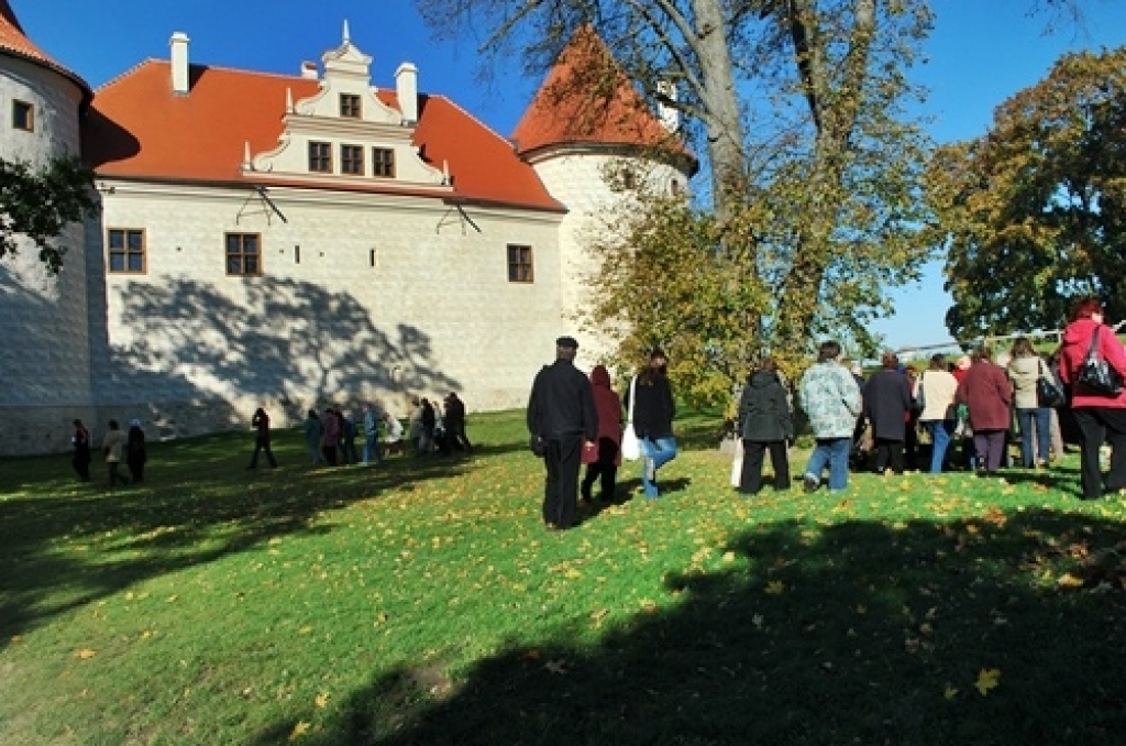 Atvērto durvju dienas iespējas 6. oktobrī izmantoja 90 Bauskas pils muzeja apmeklētāju.Bauskas pils muzeja pedagoģe Sanita Behmane-Baibakova informēja, ka dienas vidū pārsvarā apmeklētāji bija pensionāri un strādājošie, kam bija izdevies...
Autors: Uldis Varnevičs