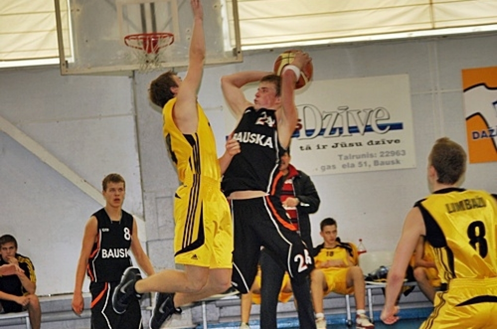 3. oktobrī sporta namā «Mēmele» «Swedbank» Latvijas Jaunatnes basketbola līgas spēlēs tikās komandas «Bauska» un «Limbaži/Salacgrīva». Piedāvājam ieskatu U-17 un U-19 komandu spēlēs.
Autors: Uldis Varnevičs