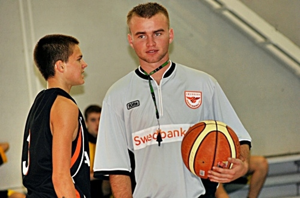 3. oktobrī sporta namā «Mēmele» «Swedbank» Latvijas Jaunatnes basketbola līgas spēlēs tikās komandas «Bauska» un «Limbaži/Salacgrīva». Piedāvājam ieskatu U-17 un U-19 komandu spēlēs.
Autors: Uldis Varnevičs
