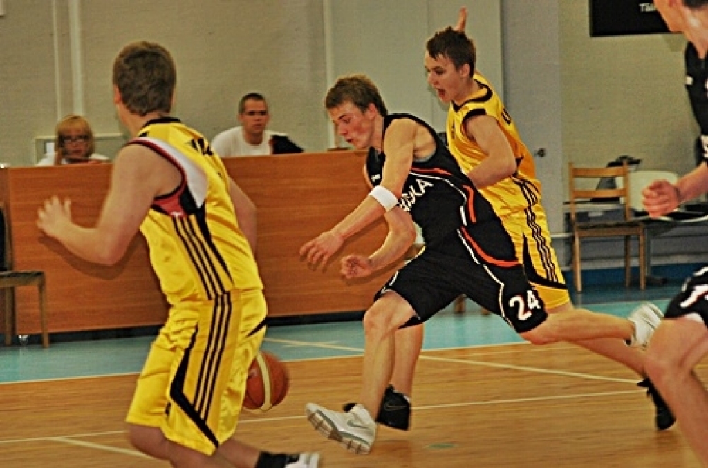 3. oktobrī sporta namā «Mēmele» «Swedbank» Latvijas Jaunatnes basketbola līgas spēlēs tikās komandas «Bauska» un «Limbaži/Salacgrīva». Piedāvājam ieskatu U-17 un U-19 komandu spēlēs.
Autors: Uldis Varnevičs