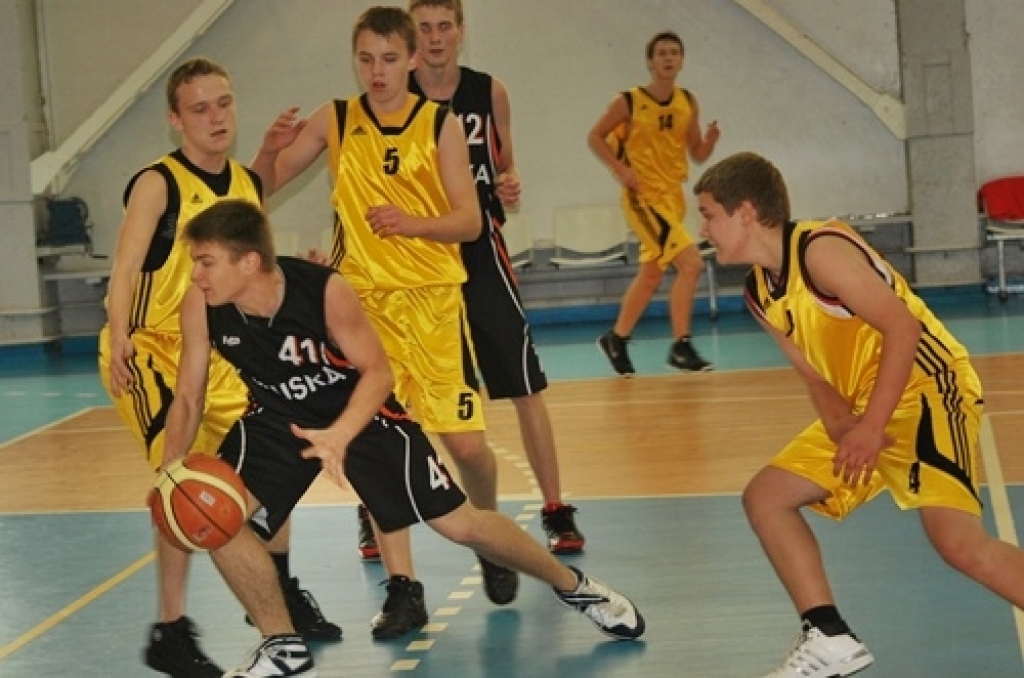 3. oktobrī sporta namā «Mēmele» «Swedbank» Latvijas Jaunatnes basketbola līgas spēlēs tikās komandas «Bauska» un «Limbaži/Salacgrīva». Piedāvājam ieskatu U-17 un U-19 komandu spēlēs.
Autors: Uldis Varnevičs