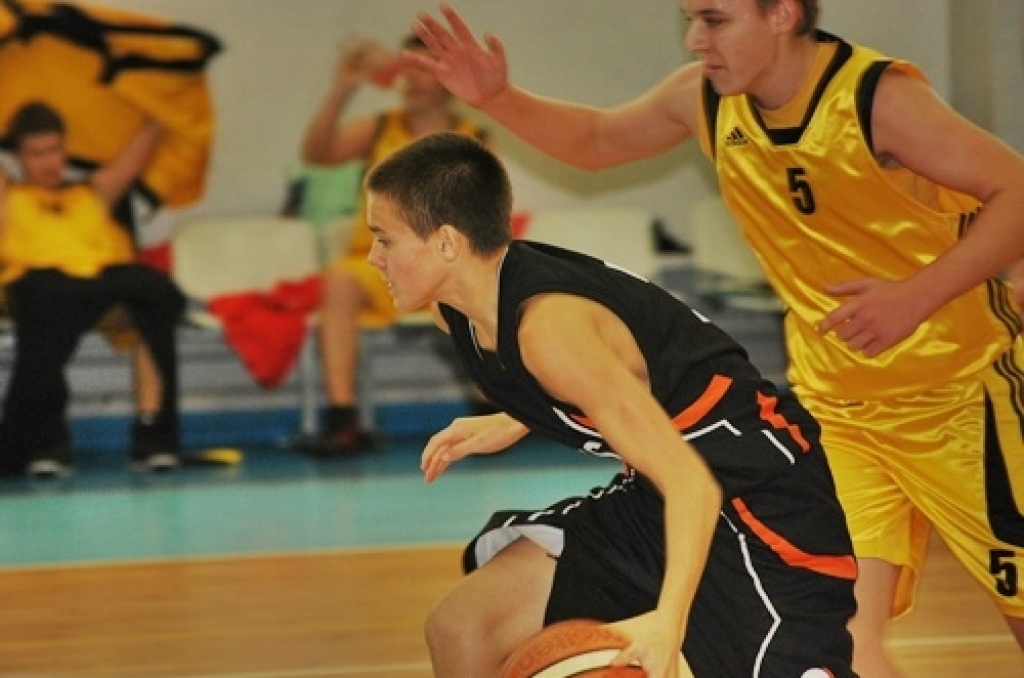 3. oktobrī sporta namā «Mēmele» «Swedbank» Latvijas Jaunatnes basketbola līgas spēlēs tikās komandas «Bauska» un «Limbaži/Salacgrīva». Piedāvājam ieskatu U-17 un U-19 komandu spēlēs.
Autors: Uldis Varnevičs