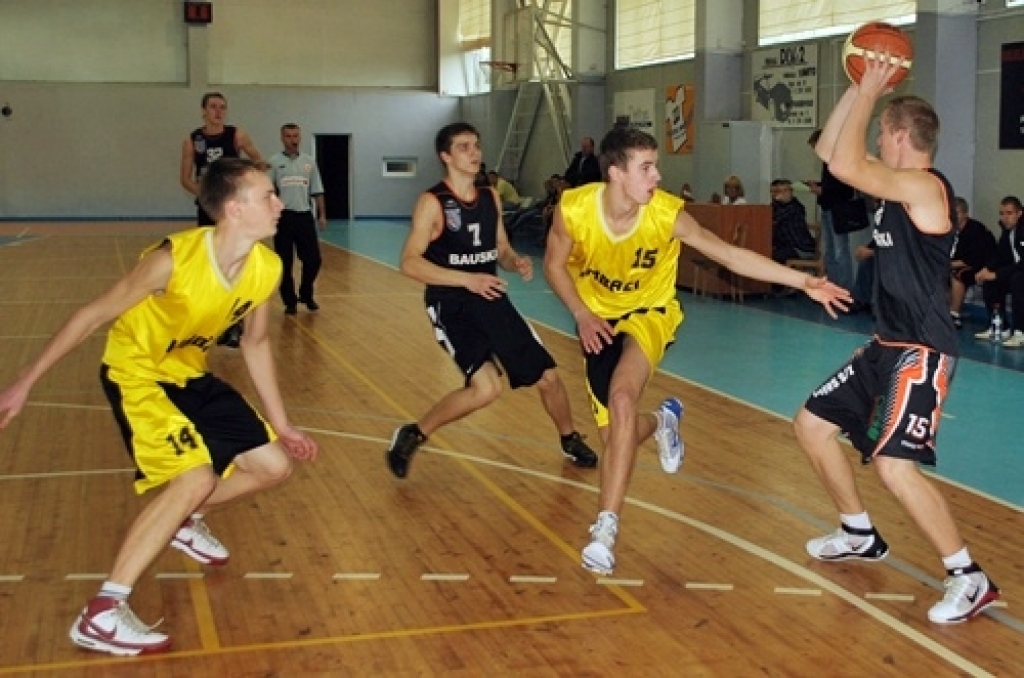 3. oktobrī sporta namā «Mēmele» «Swedbank» Latvijas Jaunatnes basketbola līgas spēlēs tikās komandas «Bauska» un «Limbaži/Salacgrīva». Piedāvājam ieskatu U-17 un U-19 komandu spēlēs.
Autors: Uldis Varnevičs