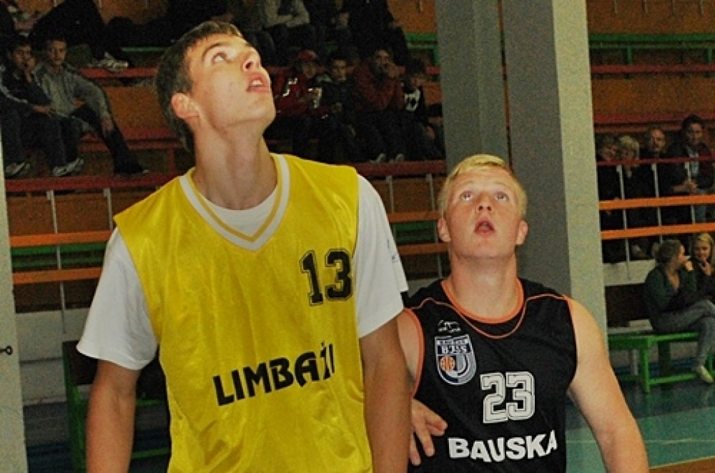 3. oktobrī sporta namā «Mēmele» «Swedbank» Latvijas Jaunatnes basketbola līgas spēlēs tikās komandas «Bauska» un «Limbaži/Salacgrīva». Piedāvājam ieskatu U-17 un U-19 komandu spēlēs.
Autors: Uldis Varnevičs
