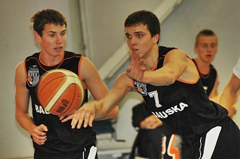 3. oktobrī sporta namā «Mēmele» «Swedbank» Latvijas Jaunatnes basketbola līgas spēlēs tikās komandas «Bauska» un «Limbaži/Salacgrīva». Piedāvājam ieskatu U-17 un U-19 komandu spēlēs.
Autors: Uldis Varnevičs