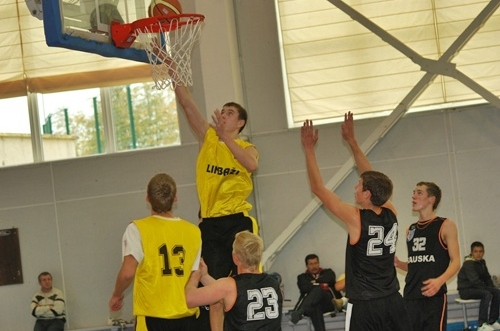 3. oktobrī sporta namā «Mēmele» «Swedbank» Latvijas Jaunatnes basketbola līgas spēlēs tikās komandas «Bauska» un «Limbaži/Salacgrīva». Piedāvājam ieskatu U-17 un U-19 komandu spēlēs.
Autors: Uldis Varnevičs