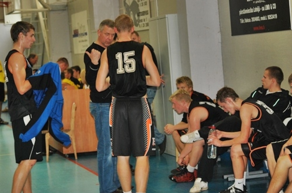 3. oktobrī sporta namā «Mēmele» «Swedbank» Latvijas Jaunatnes basketbola līgas spēlēs tikās komandas «Bauska» un «Limbaži/Salacgrīva». Piedāvājam ieskatu U-17 un U-19 komandu spēlēs.
Autors: Uldis Varnevičs
