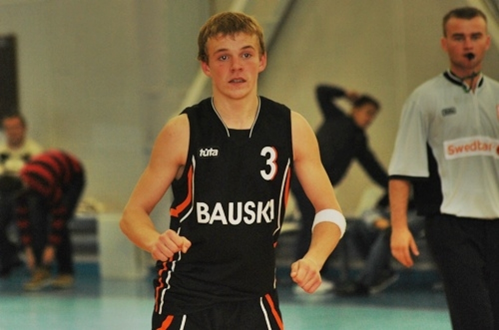 3. oktobrī sporta namā «Mēmele» «Swedbank» Latvijas Jaunatnes basketbola līgas spēlēs tikās komandas «Bauska» un «Limbaži/Salacgrīva». Piedāvājam ieskatu U-17 un U-19 komandu spēlēs.
Autors: Uldis Varnevičs